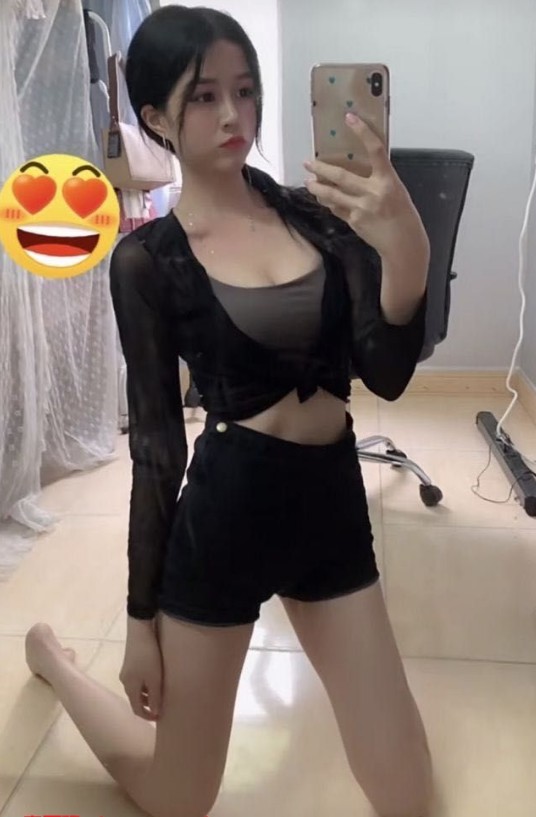 深圳21岁学生妹兼职可WT抽插，SaoB真紧，对哗啦啦的